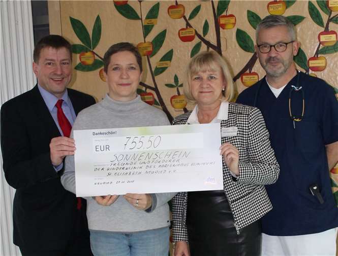 Sabine Karbach-Krull (2. von links), dm-Markt Neuwied-Distelfeld, mit den Sonnenschein-Vorstandsmitgliedern Dr. Marc Bohr, Ulrike Börder-Sauerbrei und Dr. Michael Ehlen (von links).privat