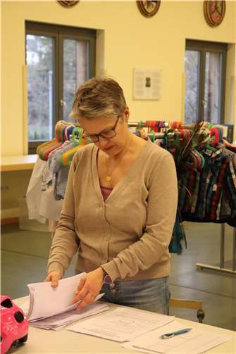 Sabine Korf, eine der langjährigen Helferinnen, hat beim Aufbau den Überblick.  Foto: Daniela Simon