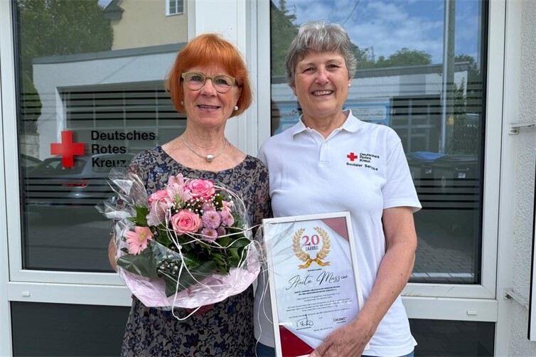 Sabine Kraft (rechts) ehrte Anita Massion für 20 Jahre ehrenamtliche Demenzbetreuug