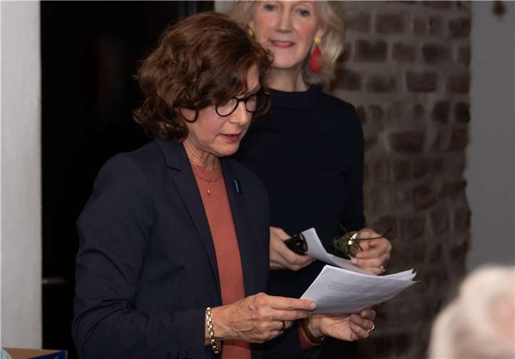 Sabine Laurenzi liest die Texte, die Ulf Hausmanns zu den Bildern kreiert hatte.