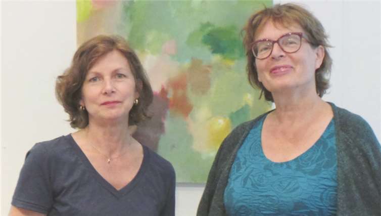 Sabine Laurenzi (links) mit der Künstlerin Regine Schirmer. Gemeinde Wachtberg