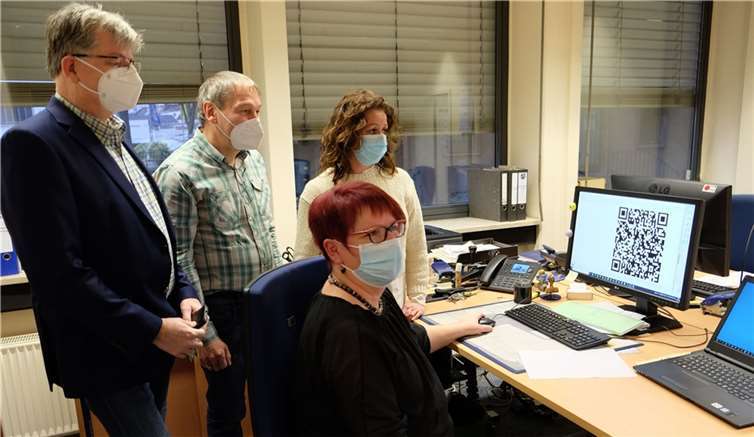 Sabine Menne (vorn) von der Bußgeldstelle, Beigeordneter Ralf Seemann, IT-Fachmann Michael Buchheim und die stellvertretende Amtsleiterin Carla Weßendarp sind froh über den weiteren Schritt zur Digitalisierung, der ein rascheres Bearbeiten ermöglicht. Foto: Stadt Neuwied