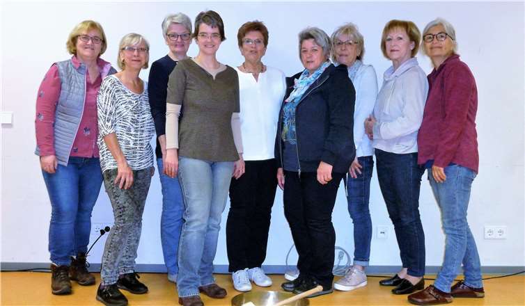 Sabine Papirny-Baumgarten (Leiterin) mit einigen Frauen des Entspannungskurses im Haus der Familie. Foto: privat