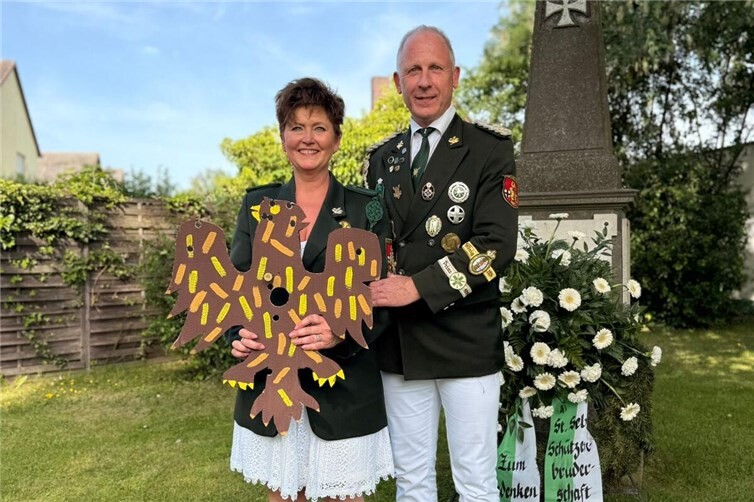 Sabine Pesch mit ihrem geschossenen Königsvogel in der Hand und ihrem Gatten Dirk Pesch