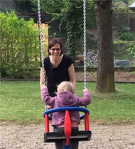 Neue Spielgeräte für Kinder unter drei Jahren wurden aufgebaut Sabine Petersen-Tomaschoff testete mit einem Kind die Baby-Schaukel in der Katharinastraße.