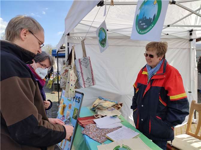 Sabine Post von der Initiative Rheinbach ohne Plastikmüll informiert interessierte Besucher am Stand beim Rheinbacher Frühlingsmarkt.  Foto: Karen Beuke