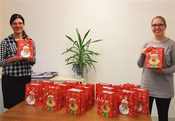 Sabine Prüstel von der Familienbildungsstätte (li.) und Lisa Scharrenbach vom Haus der Familie, präsentieren die Tüten für die „Weihnachtsbäckerei zu Hause“. Foto: privat