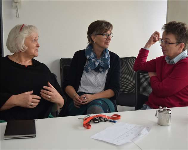 Sabine Renner (rechts), Kristin Liebmann, Leitung der Beratungsdienste (Mitte) und Krebsberaterin Bozena Halas im Gespräch. Foto: privat