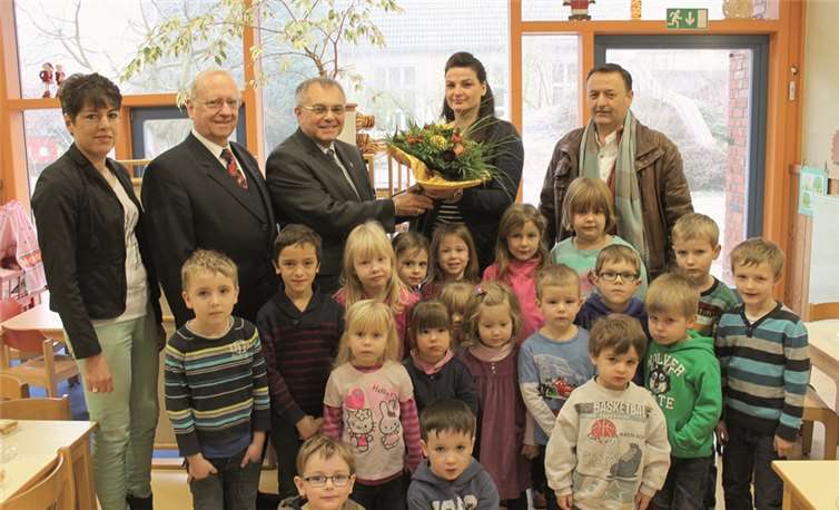 Sabine Sausen, begleitet von den Kindern, wird in ihrem neuen Amt willkommen geheißen von Pastor Herbert Ritterath, Pfarrreferentin Claudia Braun sowie von den beiden Vertretern des Pfarrverwaltungsrates, Josef Maurer und Udo Heimermann. RERE