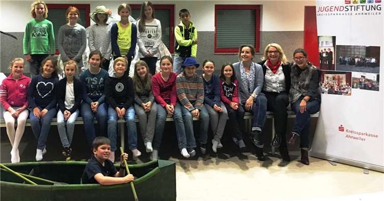 Sabine Schmitz (2. v. r.), Leiterin der Sparkassen-Geschäftsstelle in Gelsdorf, Jeanette Schroerlücke (r.), Rektorin der Grundschule Obere Grafschaft, und ihre Schülerinnen und Schüler der Theater AG freuten sich über die Spende der Jugendstiftung der Kreissparkasse Ahrweiler in Höhe von 500 Euro.Privat