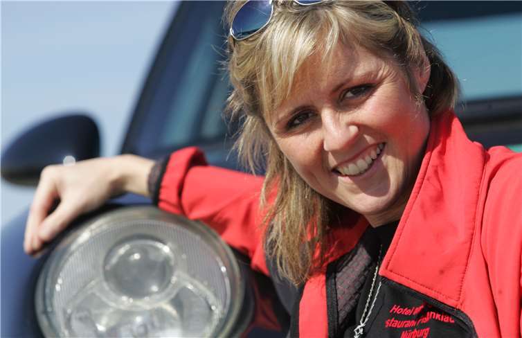Sabine Schmitz hat im engsten Familien- und Freundeskreis ihre letzte Ruhe gefunden. Foto: Frikadelli / renn.tv