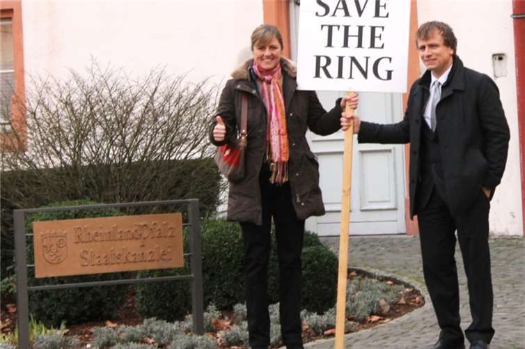 Sabine Schmitz und Christian Menzel vor der Staatskanzlei