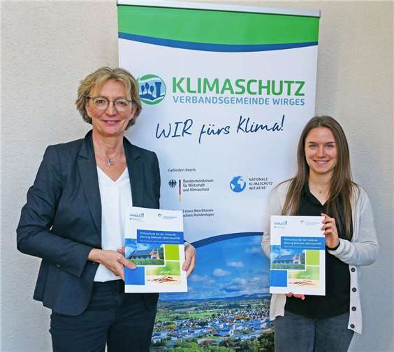 Sabine Schneider, Regionalreferentin Westerwald bei der Energieagentur Rheinland-Pfalz (li.) und Anica Breiden, Klimaschutzmanagerin der VG Wirges (re.) bei der Übergabe der in Kooperation herausgebrachten Broschüre. Foto: VG Wirges/ Annette Brach