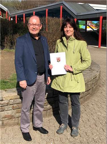 Sabine Schomer und Schulleiter Hans-Jürgen Schmitz. Foto: privat