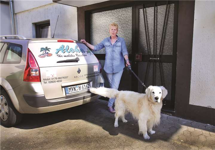 Sabine Schüller startet jetzt ihr mobiles Reisebüro und Golden Retriever „Bobby“ ist immer mit dabei. EP