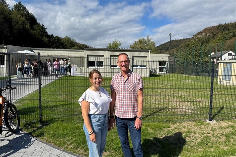 Sabine Steffens und Günter Groß vor dem Containerbau der Kita Kastanienplatz in Friedrichssegen.