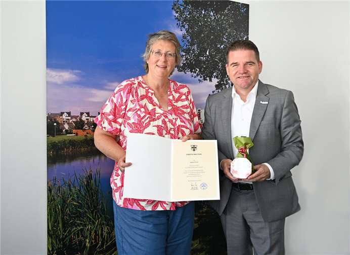 Sabine Ulrich freut sich über die von Bürgermeister Holger Jung überreichte Urkunde zum 25jährigen Dienstjubiläum. Foto:
