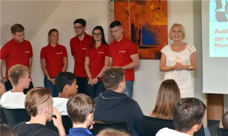 Sabine Weitzel, Ausbilderin der KSK Mayen, begrüßt im Beisein ihrer Auszubildenden herzlich die Schülerinnen und Schüler aus der Region Andernach.privat