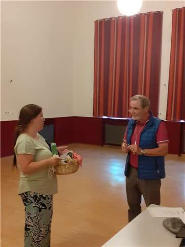 Sabine Yacoub, Vorsitzende des BUND Rheinland-Pfalz, gratulierte Winfried Sander und überreicht ihm die Urkunde und ein kleines Präsent im Winzerverein Lantershofen. Foto: Simon Lang