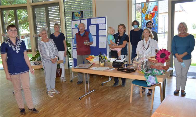 Sabine (l.) und Jan Peters (hinten 3.v.r.) führten mit Unterstützung des Eine-Welt-Ladens durch die faire Stadt Remagen. Beginn war im Eine-Welt-Laden mit seinen zahlreichen fair gehandelten Produkten. Foto: AB