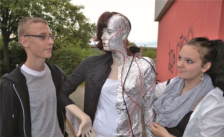Sabrina Calvino und René Ölko von der Tomburg-Realschule vor ihrer „Figur in der Zukunft“.