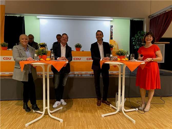 Sabrina Gutsche (rechts im Bild) interviewte (von links) Daniela Ratajczak, Stephan Unkelbach und Jonathan Grunwald. Sie bewerben sich für die Landtagskandidatur.