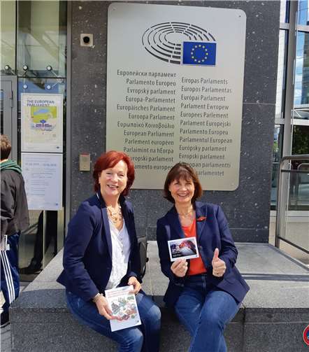 Sabrina Gutsche und Anne Viehmann reisten nach Brüssel.Foto: privat.