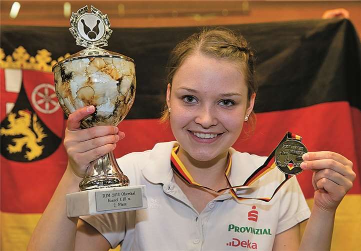 Sabrina Jaster freut sich über die Silbermedaille im Einzel weibl. U18. Privat