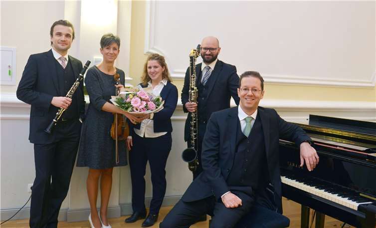 Sabrina Seul (M.) von der Heilbad Gesellschaft verabschiedete Edit Koledich (2.v.l.) im Beisein des neuen Leiters Johann-Peter Taferner (l.) und der Ensemble-Mitglieder Kristof Dömötör (2.vr.) und Itai Sobol (r.) herzlich aus der organisatorischen Leitung des Bad Neuenahrer QuAHRtetts.Foto: privat