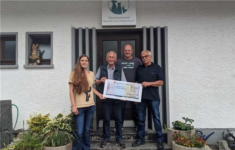 Sabrina Steger freut sich über die Spende für das Tierheim. Foto: Tierheim Neuwied
