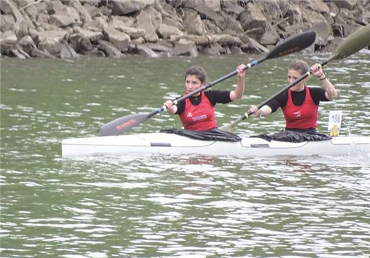 Sabrina Strohe (vorne) und Aileen Ebert im Zweierkajak auf dem Weg zur Silbermedaille über die 5.000-m-Langstrecke. privat