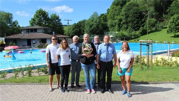 Sabrina Wolter erhält stellvertretend für das Unternehmen wolfcraft einen Blumenstrauhß sowie Freikarten für den Besuch des Bades als Dank für die Unterstützung der Schwimmbadtage. Fotos: privat