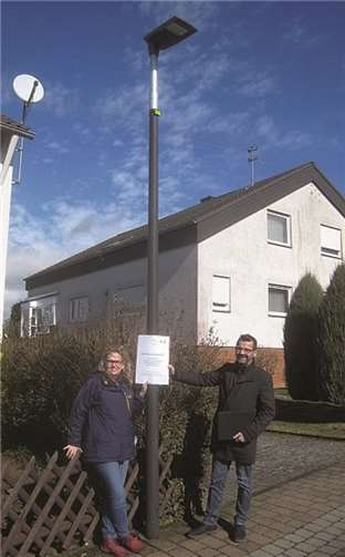 Sachbearbeiterin Sabine Wirtz und Rolf Funk von der EPM Koblenz bei der Abnahme der Baumaßnahme in der Keltenstraße. Foto: Verbandsgemeindeverwaltung Maifeld