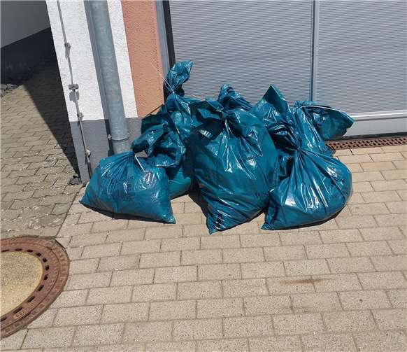 Säckeweise Müll wurde gesammelt.
