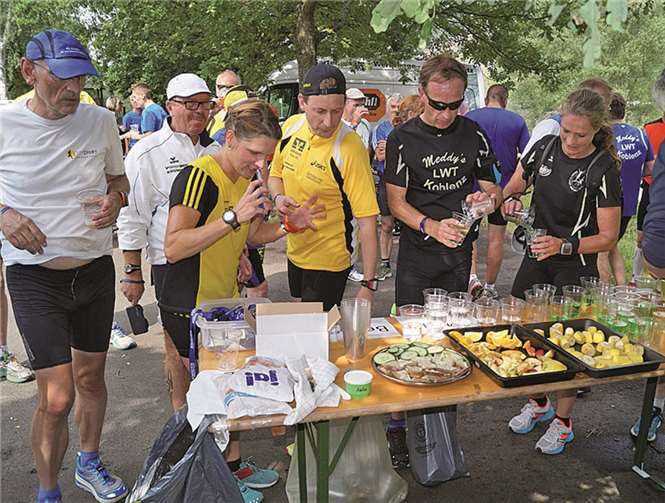 Säfte, Wasser und sogar Schmalzbrote hielten die Betreuer für die Teilnehmer bereit.