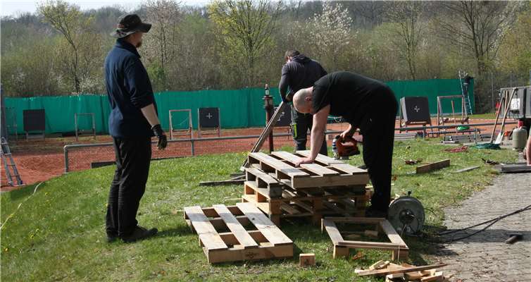 Sägen, schrauben und anpassen: Die Zielscheibenständer wurden stabilisiert und „sturmsicher“ aufgestellt.Foto: privat