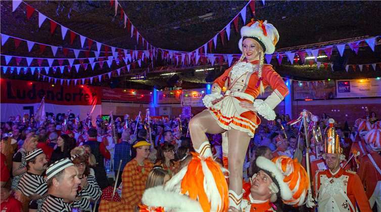 Sämtliche Karnevalsvereine und Tollitäten aus der Gemeinde Swisttal waren dabei. Das Mariechen durfte dabei natürlich nicht fehlen.