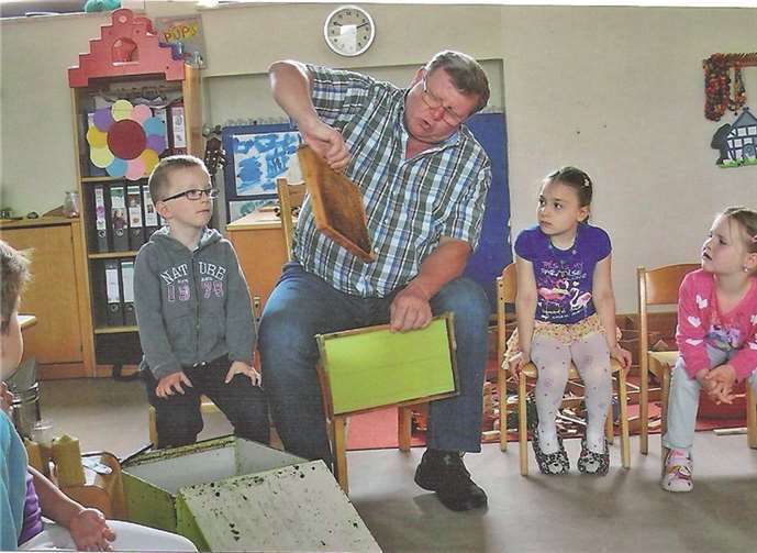 Sämtliche Materialien und Werkzeuge eines Imkers wurden genau erklärt.