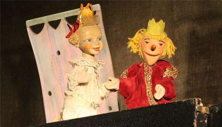 Sämtliche Puppen und Requisiten werden selbst in Handarbeit hergestellt.DU