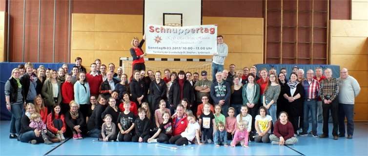 Sämtliche Showgruppen der Andernacher Husaren stellten sich vor. privat