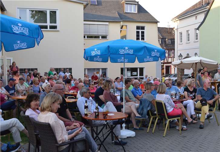 Sämtliche Sitzgelegenheiten aus der Kulturwerkstatt warennach draußen befördert worden. Fotos: -AB-
