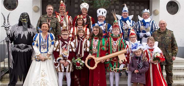 Sämtliche Tollitäten aus Rheinbach und den Ortschaften kämpften Seite an Seite beim Sturm auf die Rheinbacher Tomburg-Kaserne.  Fotos: JOST