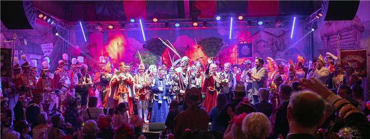 Sämtliche Tollitäten aus Rheinbach und der Umgebung standen auf der Bühne beim „Prinzenempfang“ von sieben Rheinbacher Unternehmern im Gewerbepark Nord. JOST