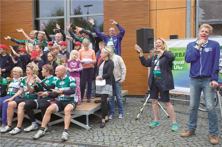 Sänger Chris Bennett (r.) sorgte mit seinem speziell für die Tour komponierten Lied für Stimmung.