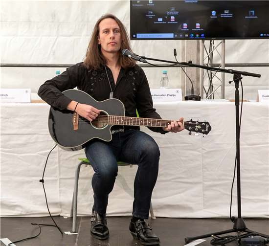 Sänger Joseph „Joey“ Kotrie aus Manchester stellte seinen Song „You Ahr not alone“vor, der den Katastrophenopfern der Ahr gewidmet ist und dessen Erlös komplett den Menschen im Ahrtal zugutekommt.