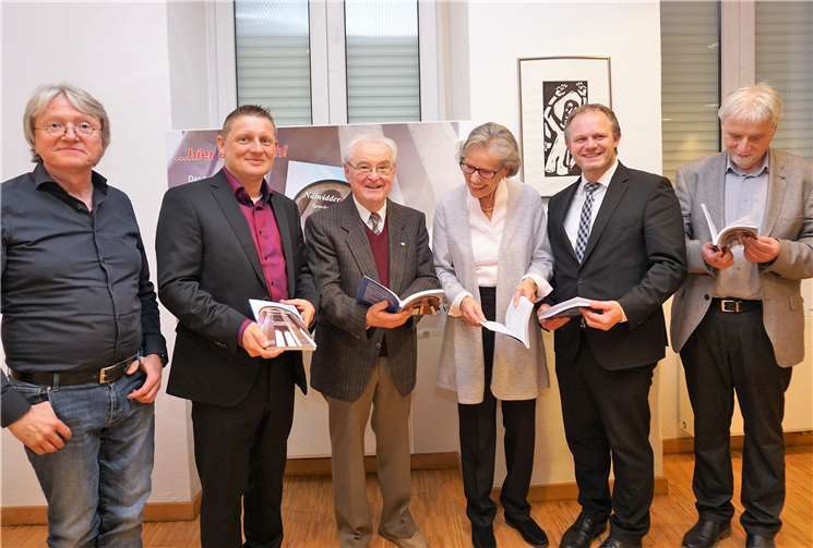 Sänger Manfred Pohlmann, Verleger Oliver Johann, Helmut Krämer, Sophie Charlotte Fürstin zu Wied, OB Jan Enig und Stadtsprecher Erhard Jung präsentieren „Naiwidder Pladd“.Fotos: FF