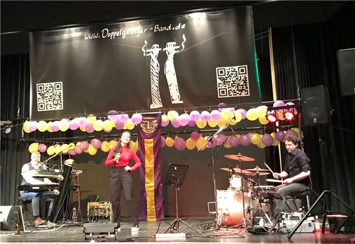 Sänger Matthias, Michelle-Juostine Stivala Morales und Claus Schulte von der Live-Coverband „Doppelgänger“ beim Benefizkonzert des Lions Club in Wachtberg.  Foto: privat