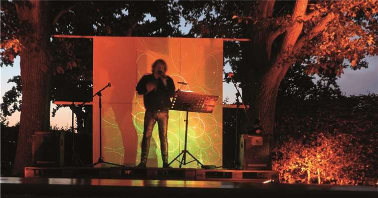 Sänger Rene Kempf auf der stimmungsvoll illuminierten Bühne . Gemeinde Wachtberg