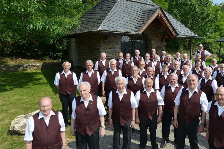Sänger des MGV-Ahrweiler mit Chorleiter Wilfried Schäfer vor der St. Urban-Kapelle am Rotweinwanderweg oberhalb von Ahrweiler.MGV Ahrweiler