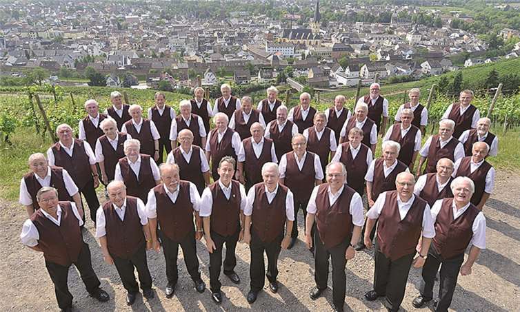 Sänger des MGV-Ahrweiler mit Chorleiter Wilfried Schäfer in den Weinbergen.Foto Vollrath